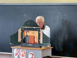 お手製舞台と拍子木使いの✨岸田さん