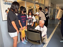 紙芝居の舞台について真剣に教わる🐣プチミントさん