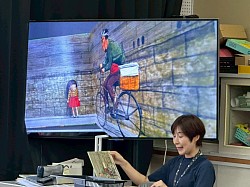 書画カメラを使って見やすい読み聞かせ中の代表✨田島さん