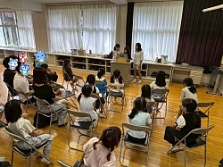 たくさんの子供達の前で堂々と読み聞かせ中の✨プチミントさん🐣
