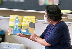 絵本の持ち方、安定していてお手本になります