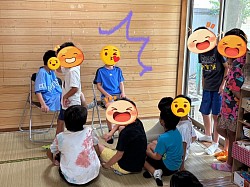 読み聞かせ後、真似っこタイムが。アドリブでお話を始める子が出現♪