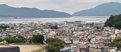 海の町！遠くに見える浮いている物はなんでしょう？