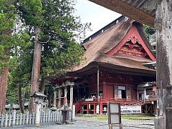 出羽三山神社といえば！大きな萱葺(かやぶき)の三神合祭殿！