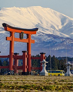 こんなに大きな鳥居を車で潜って向かうんです！月山が綺麗です⛰️