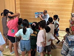 声量抜群‼︎いんちょさんと子供達で世界各国の挨拶の練習です✨