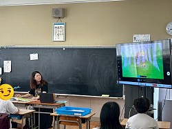 書画カメラを使いクラス全体に絵本の世界をお届け中✨ようこさん