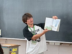 お米を育てている5年生にお米につながる絵本を読んでいる✨向井さん