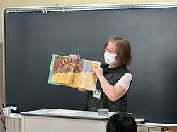「字のないはがき」朗読＆絵本の世界で6年生の心をしっかり掴んでいます！✨クミさん